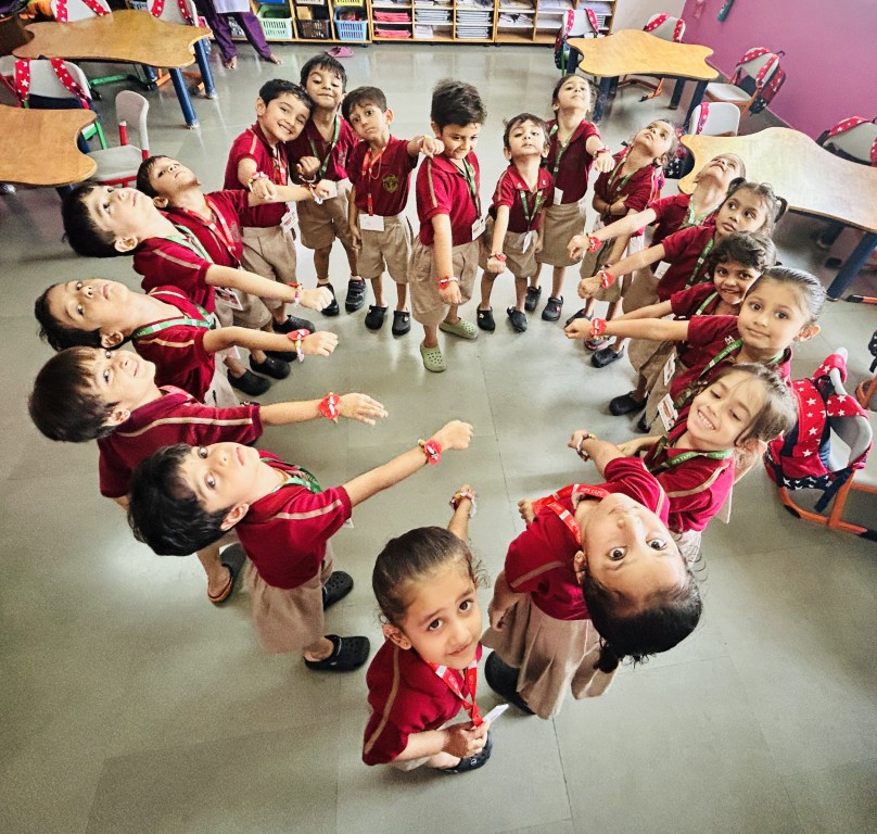 DPSTapi's tweet photo. 💖 Nursery & Prep celebrated Friendship Day with stories, creative crafts, and joyful exchanges—learning that kindness, caring, and sharing make friendships special!
#DPSTapi #FriendshipDay https://t.co/ndeJlXbYg8