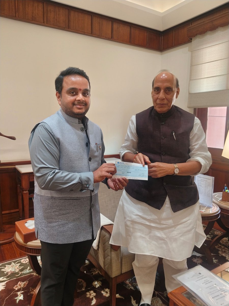 ITDPforTDPalur's tweet photo. *ఎంపీగా తొలి జీతాన్ని దేశం కోసం ప్రాణత్యాగం చేసిన సైనికుల కుటుంబాలకు విరాళంగా ఇచ్చిన చింతకాయల విజయ్ 

ఆయన సేవాభావాన్ని పలువురు ప్రశంసిస్తున్నారు..!! 
#MPChintakayalaVijay
#VijayChintakayala
#ChintakayalaVijay
#iTDPforTDP
#RajyaSabha https://t.co/bLxCqcqcww