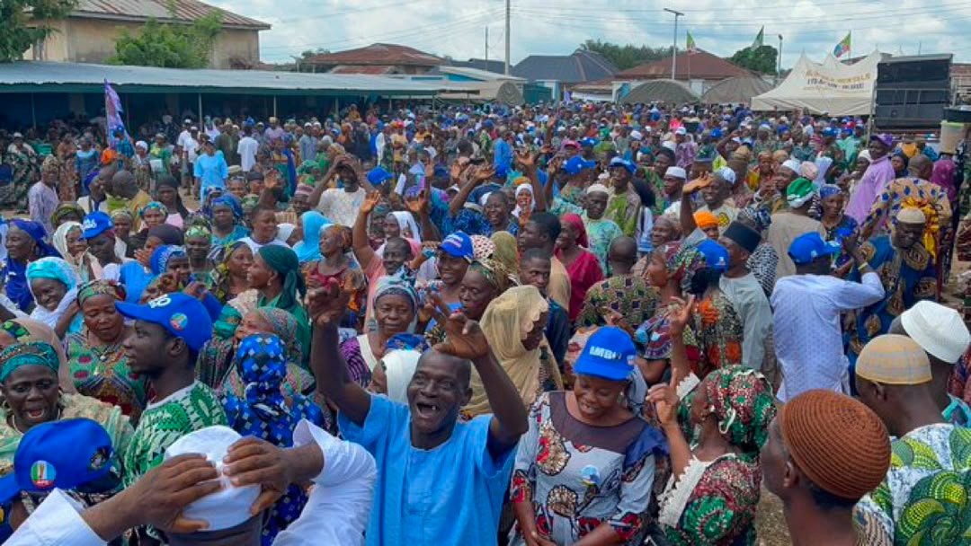 Fredrickgew's tweet photo. There is a difference between visiting rural communities during campaign season and having years of involvement there. 

Oyebamiji’s history with White Green Farm has kept him connected to people outside the usual government circles. #OsunneedsOyebamiji #VoteOyebamiji https://t.co/G2X80MYkC7