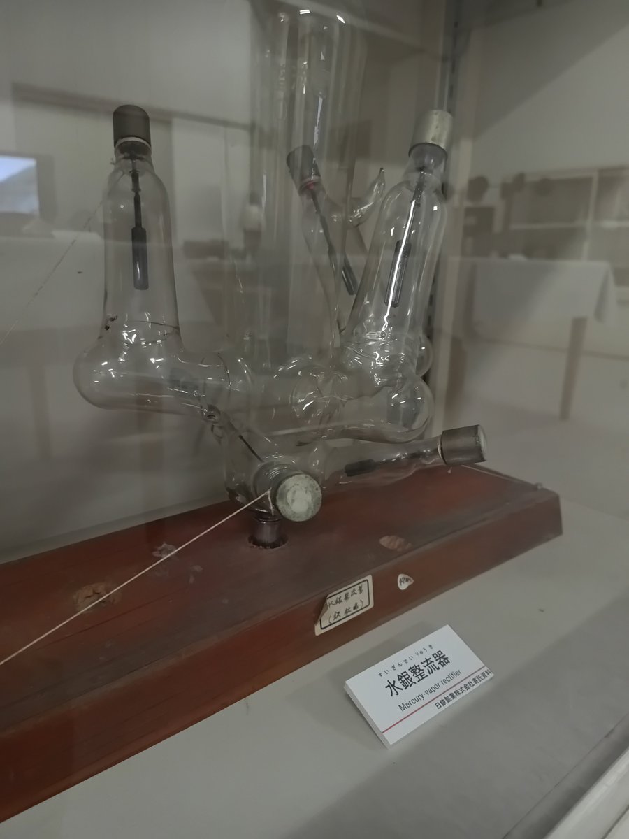 shuminchuuu's tweet photo. 使うことを禁じられた「水銀整流器(Mercury Arc Rectifier)」
実物(の水銀抜き)初めて見たぜ。
#Teson https://t.co/9XBtkuajrB