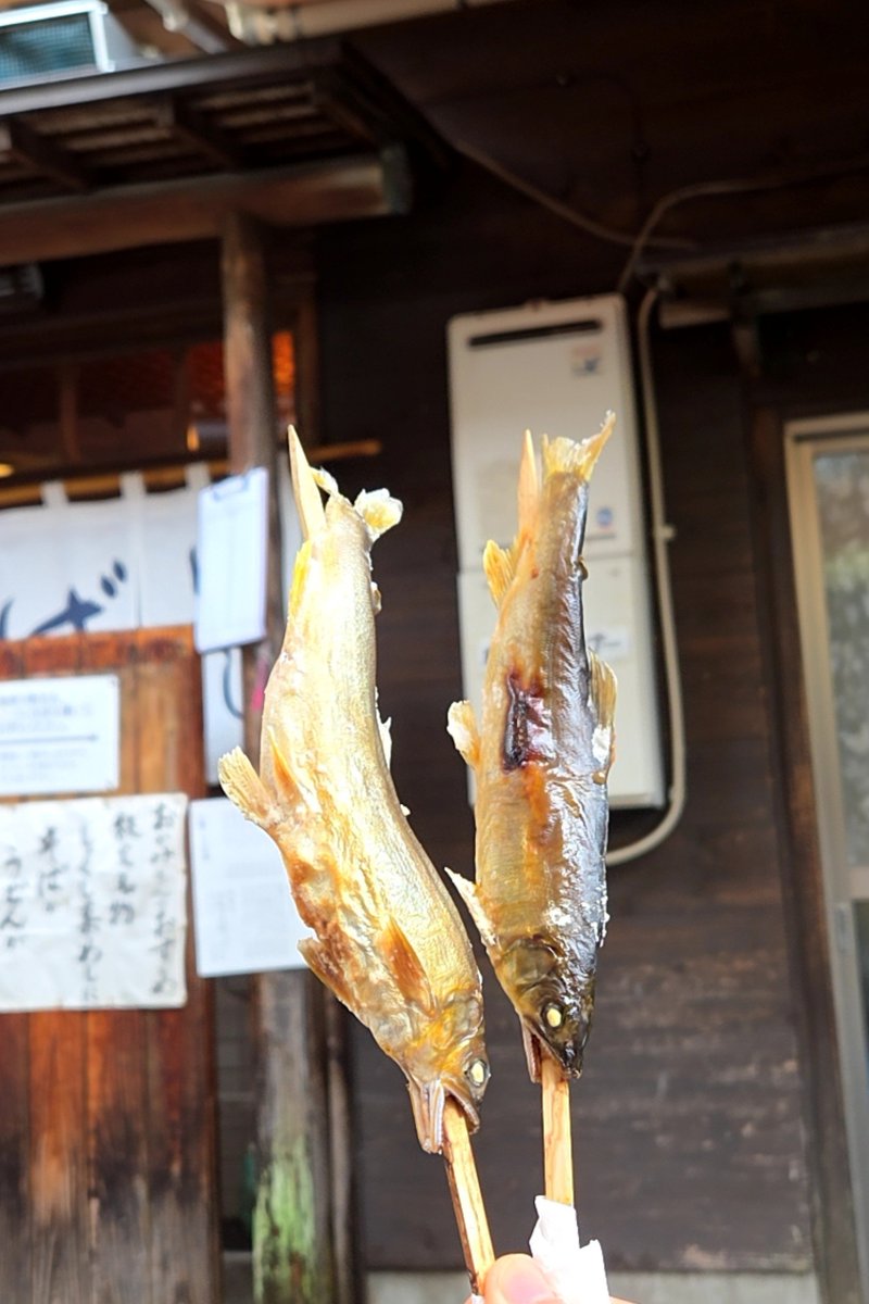meirieiji's tweet photo. 鮎の塩焼き。二軒目。長瀞の蕎麦屋《はやし》が店頭で売っていた子持ち鮎。
#明利グルメ　#はやし　#長瀞　#鮎 https://t.co/UjhweHwxyR