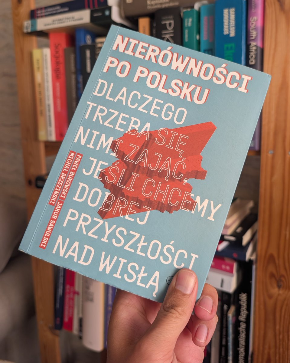 juraczarnecki's tweet photo. Kilka ciekawostek na dziś:
* Najbogatszy 1% Polaków zgarnia blisko 15% wszystkich dochodów w kraju.
* Najbogatsze 10% kontroluje 60% całego majątku.
* Biedniejsza połowa ma majątek ujemny: długi przewyższają to, co posiada.
* W jedno pokolenie Polska przeszła od jednego z najbardziej egalitarnych krajów Europy do jednego z najmniej równych.
* System podatkowy uderza w dół: najubożsi oddają w VAT około 14%, najbogatsi około 9%.
* Kapitał jest opodatkowany lżej niż praca, a liniowy PIT 19% pozwala najlepiej zarabiającym uciec ze skali.