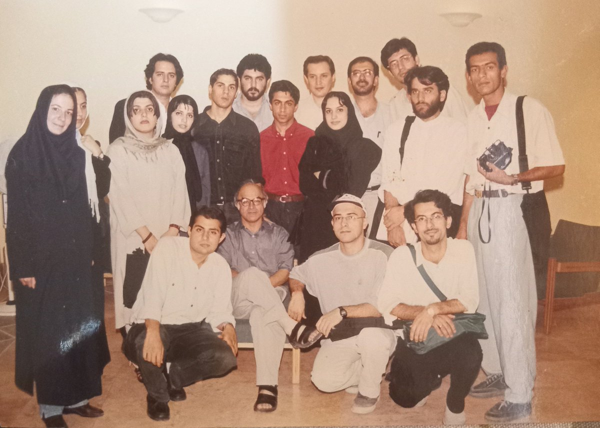 Baharakjm81's tweet photo. یادگار روزهای دور...
آقای جیرانی از اون موقع که شاگردت بودم میدونستم ید طولایی در دزدی داری، بخاطر دزدیدن طرح همسرم هیچ وقت حلالت نمیکنم...
بعد با پرویی میای واسه نمایش فیلم همسرم مجری برنامه هم میشی... اره کفتارها همیشه دور لاشه جمع میشن
مستند ۸قسمتی تاریخچه سینمای ایران https://t.co/eFLwpkV1PW