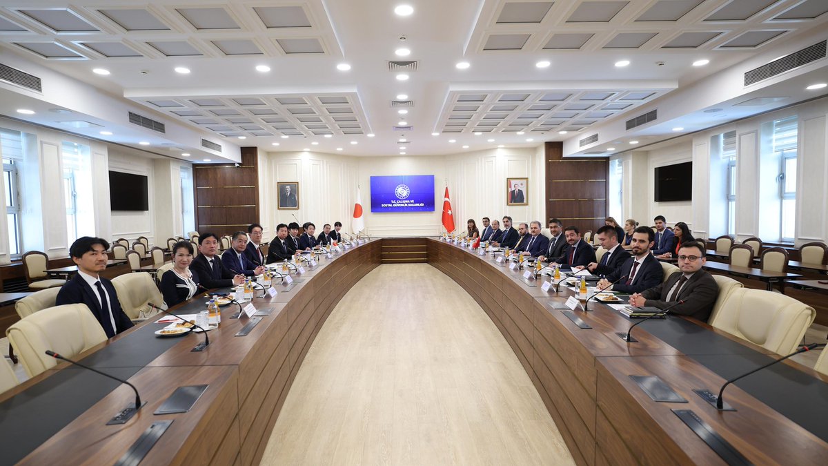 csgb_digm's tweet photo. Japonya Temsilciler Meclisi Sağlık, Çalışma ve Sosyal Güvenlik Daimî Komisyonu Başkanı Masaki Ogushi başkanlığındaki parlamenter heyet, Ülkemizde gerçekleştirdiği temaslar kapsamında Bakanlığımızı ziyaret etti.

Habere ulaşmak için 👇
https://t.co/51okekbRB7

@csgbakanligi https://t.co/BexWo5Yb42