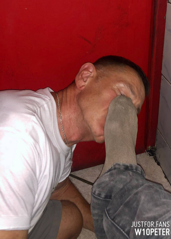 w10peter's tweet photo. judging an arabic "socks of the day" competition during the heatwave is a hard job but someones got to do it https://t.co/nnz48G9bTP