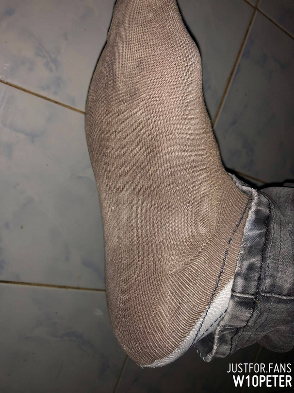 w10peter's tweet photo. judging an arabic "socks of the day" competition during the heatwave is a hard job but someones got to do it https://t.co/nnz48G9bTP