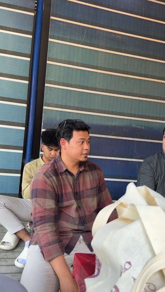 divisiasbun's tweet photo. siang siang ke warung ketemu si surya 🤯 https://t.co/7K4QCmizod