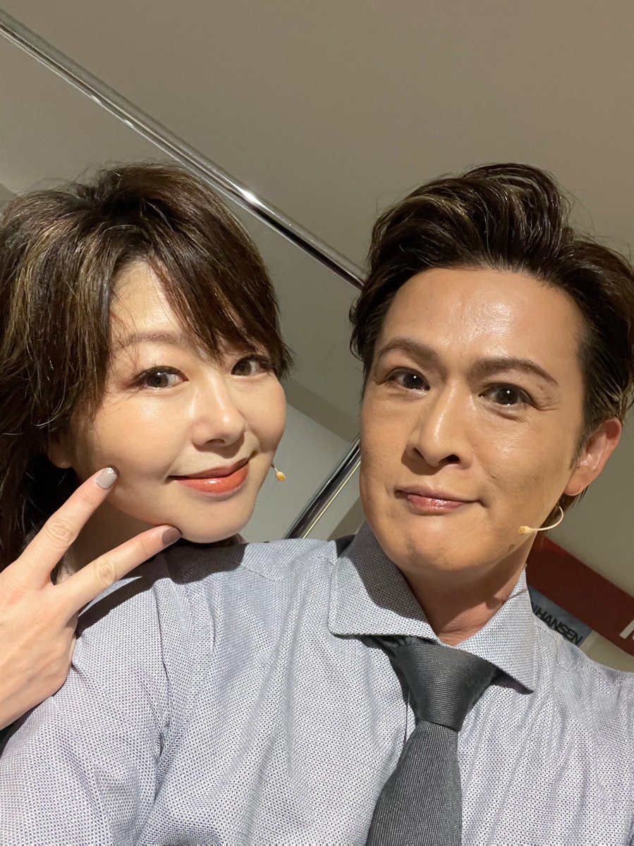 ShinyaNIRO's tweet photo. 『DEAR EVAN HANSEN』
エヴァンのママ（Wｷｬｽﾄ）の #堀内敬子 ちゃん。いや、さんと呼ぶべきだけど、ずっと敬ちゃんと呼んでる（笑）

初共演の『GODSPELL』から24年っ‼️‼️カンパニー内では1番古い付き合い☝🏻
何作品も共演しました。一緒にNY公演に行ったことも🗽
チャーミングで淡々と真っ直ぐに役に向き合う姿は何も変わらない。
お互い「親」を演じる様になったことにグッときたりして🥲
「わぁ、こういう表情もするんだ！」といまだに驚かされることばかり。素晴らしい俳優さんだな。そのうち老夫婦役かな？？（笑）

#dearevanhansenjp