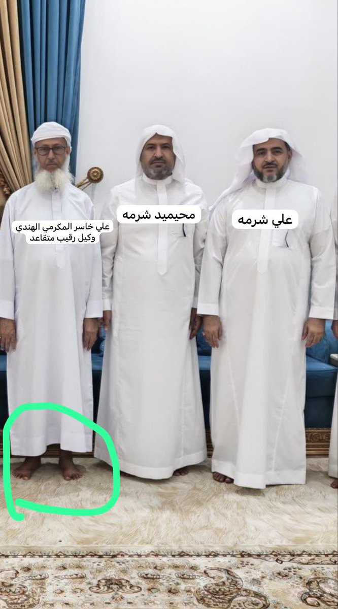AlYamiQalam's tweet photo. مستشفى رقمات بنجران.. على خطى مستشفى عرقة للأشباح!

الفشل الذريع يلاحق مستشفى رقمات؛ لأنه مشروع ��ُخذت أمواله من الضعفاء والمساكين، وكان يُراد به تلميع صورة علي حاسن وأبنائه، وإظهار أنهم قدموا للمجتمع شيئًا، بينما كانت معظم الأفكار مجرد أوهام كسابقاتها .

تولّى إدارة المشروع في الباطن علي القاضي (يمني الأصل متسعود)، والذي فشلت مشاريعه الصحية بسبب سوء الإدارة، ووُضع عبدالله علي حاسن في الواجهة الإدارية، وهو لا يعلم إلا طريق «الغلمان»!

الأطباء يرفضون العمل !
أكثر من طبيب مخضرم، وله باع طويل في المستشفيات الكبرى والناجحة، حضر المقابلة مع المجموعة، ثم ابتسم وغادر وعاد إلى مقر عمله، سواء في الرياض أو جدة أو المنطقة الشرقية؛ لأنهم يتعاملون وكأنهم في أسوا�� الحراج، يساومون الموظفين ويكاسرونهم على رواتبهم، ولا يسألون عن خبراتهم ولا عن خططهم ولا عن زمالاتهم وخبراتهم في أوروبا.

طبيب يحضر المقابلة :
أحد الأطباء يقول ” حضرت ووجدت أمامي أشخاص لا علاقة لهم بالطب وقال لي أحدهم أنت كم يعطونك راتب!؟ قال كان السؤال بالنسبة لي صدمة كوني طبيب وهذه ليست لغة مستشفى أو إدارة، فأدركت أن الأمر يتعلق بالتجارة لا بالطب فغادرت فورًا ” 

الآن، اللجنة تنشر إعلانًا جديدًا كل يوم، بينما المستشفى يستنزف التكاليف التشغيلية من كهرباء وخدمات وغيرها، ومع ذلك لا يزال شبه مهجور.

لأنه مشروع حرام في حرام، وما بُني على باطل فهو باطل . 
عقلية العصابات والمحسوبيات لا تصنع مشروعًا صحيًا ناجحًا؛ بل تحوّل المشروع إلى مشهد مضحك ومؤسف في آنٍ واحد.

وكأن نجران لا تملك كفاءات طبية وإدارية قادرة على إدارة مثل هذا المشروع، ولكن يبدو أن هاجس الرواتب والمصالح الشخصية كان أقوى من الاستعانة بالكفاءات المحلية . 

علماً بأنني تواصلت مع أحد المقرّبين منهم، وقلت له: افتتاح مستشفى رقمات قبل تشغيله كان خطأ؛ كان من المفترض تشغيله لمدة لا تقل عن ثلاث سنوات حتى يلمس المجتمع ��دماته ويقيّم مستوى التميز الصحي فيه . 

فقلت يبدوا بأن هناك لغز ؟ 
فقال لي : إن الموضوع، أن إبراهيم هميم كان على وشك إنهاء عقده، فلجأ إلى هؤلاء عن طريق حاسن، وجرى تقديم المشروع على أنه صرح طبي جديد سيرفع مستوى الخدمات الصحية في نجران، وذلك للحصول على التقييم وتجديد العقد.

وبعد تجديد العقد، انتهى «مشروع الوهم والتصوير في الإمارة»، وأصبحوا الآن أمام مأزق الكادر الطبي، بسبب ارتفاع رواتبهم وتكاليفهم، إضافة إلى التخوف من الأخطاء الطبية وما قد يترتب عليها من تعويضات، خصوصًا مع تفعيل إجراءات المطالبات وكون مبالغ التعويض قد تكون مرتفعة.

هل تعلمون ماذا قال أتباع المكارمة وأهل العدين بعد افتتاح المستشفى بأيام؟

ذهبوا إلى علي حاسن ليباركوا له، فقال لهم:
«فتحنا مستشفى لمرضى المذهب، والمخالطين، والمخالفين، والمداهنين، والمنافقين».
فما إن قالوا ذلك حتى علا المجلس بالضحك والسرور . 

مول محيميد أم مستشفى رقمات ؟
المكان والموقع،  قام علي ح��ين إسماعيل المكرمي بالاستيلاء عليه من بيت المال وتحويله باسمه، ثم شارك محيميد صالح في مشروع لبناء مول، مع علمهما بأن الأرض محل نزاع وادعاء ملكية.

ودخل الطرفان في نزاع قضائي، وبقيت القضية في المحكمة، مما أدى إلى توقف المشروع لمدة 15 عامًا، وكل طرف يدّعي أن الأرض والموقع حق له، أو أنه دفع أكثر من الطرف الآخر.

وبعد ذلك توفي علي حسين إسماعيل المكرمي إثر مرضٍ كلوي وأمراضٍ تناهشت جسمه .

ثم قام علي حاسن، باستدعاء محيميد وإخراج مبلغ 18 مليونًا له، بعد أن أصبح محيميد تابعًا له هو وأخيه علي، والآن عبيد عنده وعند اليمنيين اللاجئين وفق مصالحهما في الخلافات والفتن وما ��جنيه من مكتسبات خاصة على حساب منطقة نجران . 

وقام محيميد وأخوه بارتداء المعاطف البيضاء "كوت" وإطلاق اللحى، في محاولة لإظهار أنفسهما بصورة معينة، بينما كان الهدف الحصول على المال.
وقد قام علي حاسن وسحب كل ما لديهم من مال كان يتبع بيت المال فإذا به يسجلها باسمه وكذلك المستشفى وهذا لم يسبقه علي�� أحد ! 
محيميد شبه مفلس، وقد أغلق جميع أعماله بعد تكبّده خسائر متتالية. 

يقول الحكيم ” ما رأيتُ نعمةً موفورةً إلا وإلى جانِبِها حقٌّ مُضيَّعٌ ” حق أهل نجران طبعًا . 
 رقمات نسخة عرقة
وعلي حاسن نسخة علي عربية . 

متى يفيق أهل نجران وينتزعون حقوقهم ؟! 
#نجران_الان #تنظيم_خشيوه #ال_شرف_مزورين 
#علي_حاسن_المكرمي