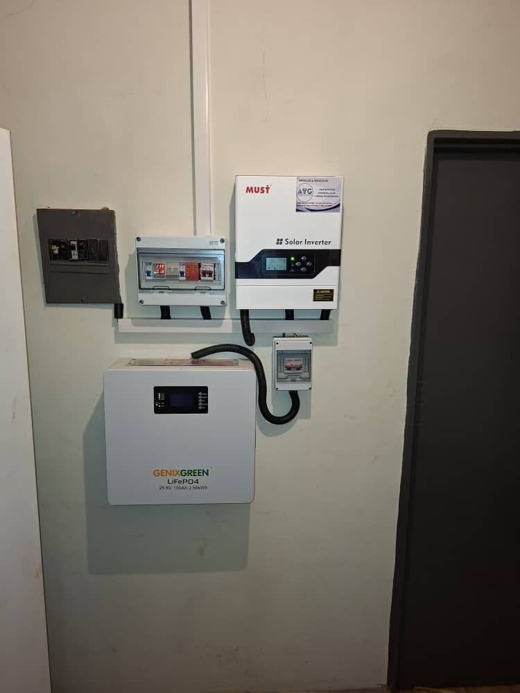 AutomatrixG's tweet photo. Have you been wondering what 💲1️⃣1️⃣0️⃣0️⃣ usd can get you??
We have just the best answer for you. 3.2kva Solar system ✅️

It is the best solution for powering  your
Refridgerator
Entertainment
Lighting 
Wifi

Get in touch for a quote/payment plan 
0783969213
sales@atg.co.zw https://t.co/JweMPoqY7P