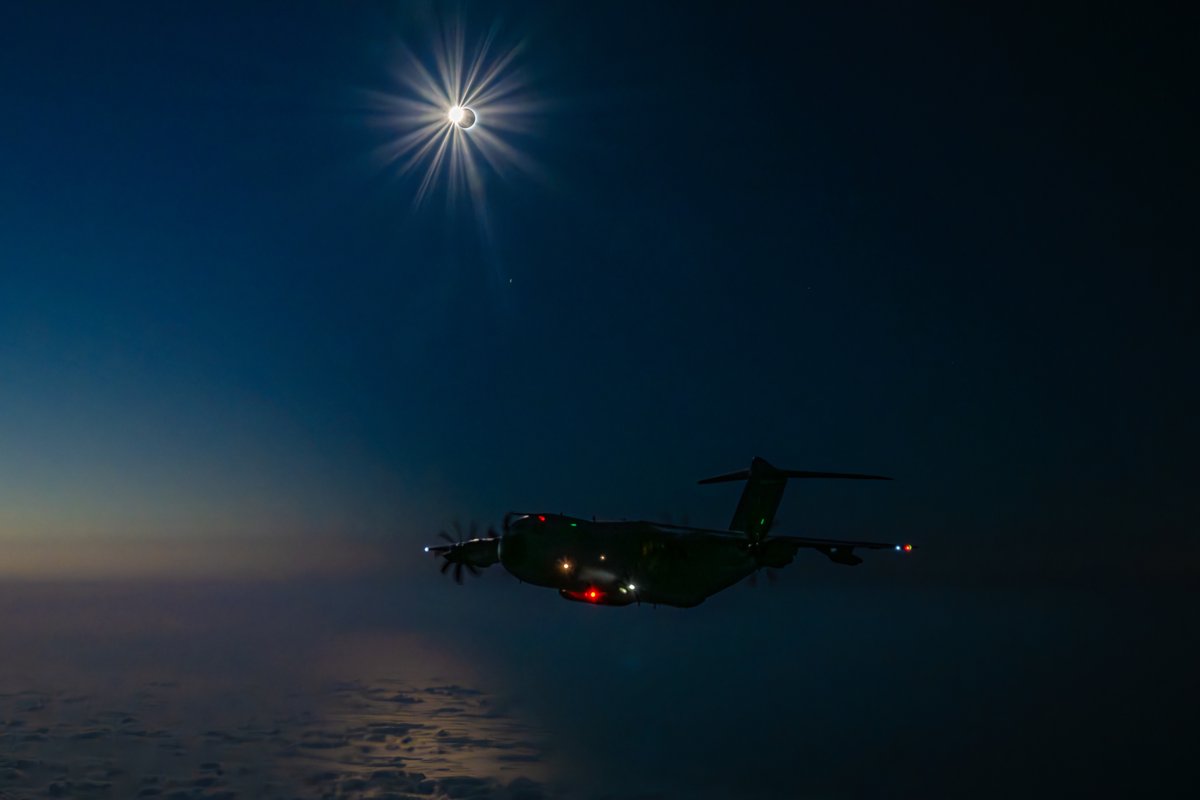 Armee_de_lair's tweet photo. 🌘☀️ Il fallait au moins un phénomène astronomique de cette rareté pour éclipser le #Rafale et l'#A400M ! https://t.co/QejmgsuJ0U