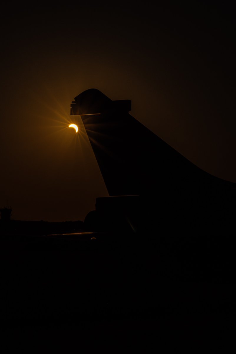 Armee_de_lair's tweet photo. 🌘☀️ Il fallait au moins un phénomène astronomique de cette rareté pour éclipser le #Rafale et l'#A400M ! https://t.co/QejmgsuJ0U