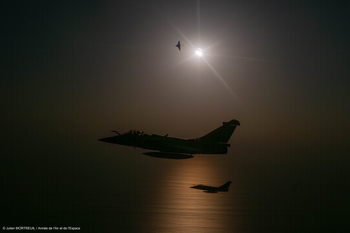 Armee_de_lair's tweet photo. 🌘☀️ Il fallait au moins un phénomène astronomique de cette rareté pour éclipser le #Rafale et l'#A400M ! https://t.co/QejmgsuJ0U