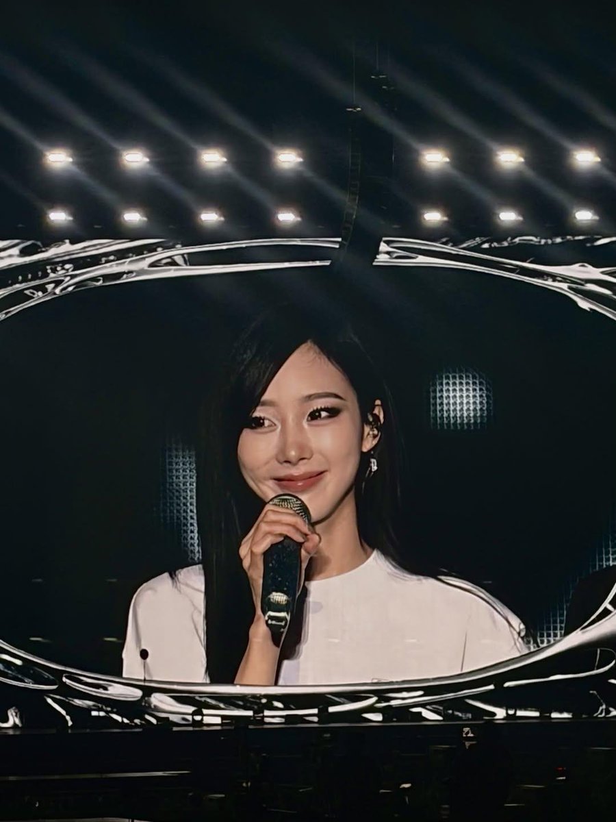 aeriminded's tweet photo. giselle on the big screen https://t.co/TtyBsu59Ww