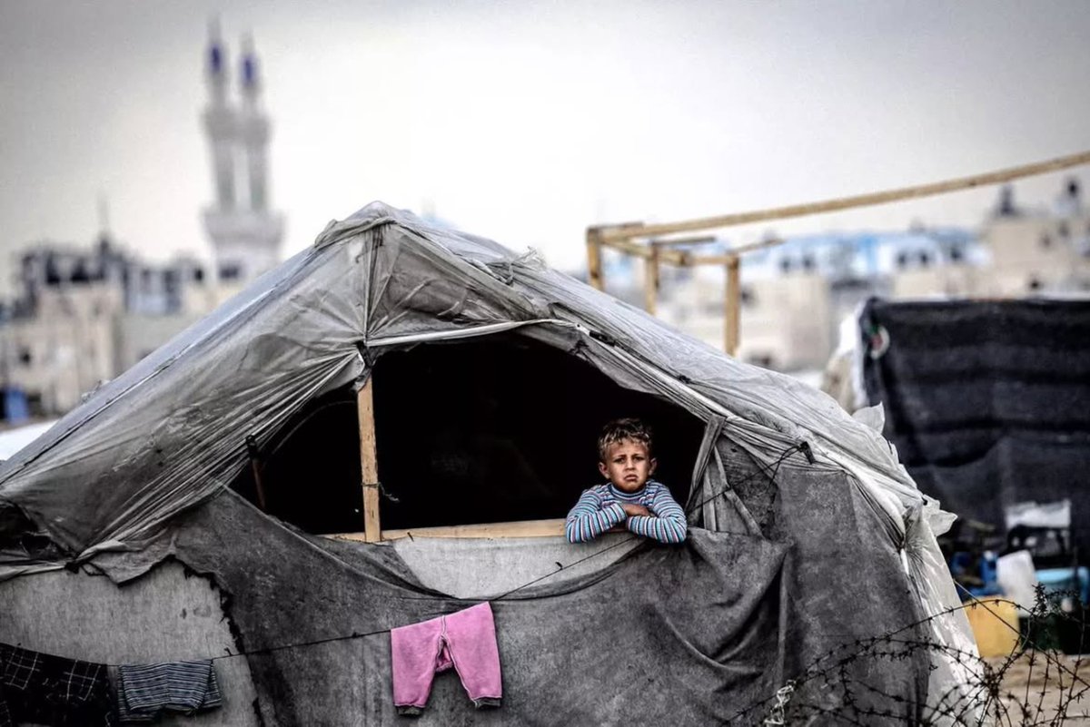 RTElice_'s tweet photo. "eyyy dünya! şöyle bir baktımda sana, beş para etmezsin!" #Gaza 💔 https://t.co/9saiAWkdna