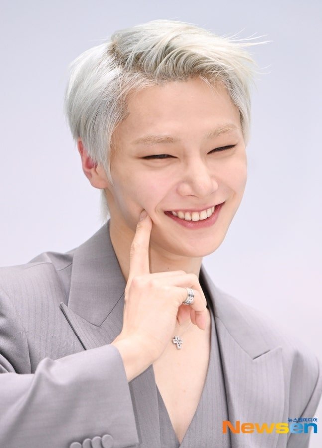 Rocket_SKZ's tweet photo. Peak duality charms 🦊🥰

The scent of a new adventure with I.N 
#I_NxJoMalone https://t.co/Mb9ZugtQkR