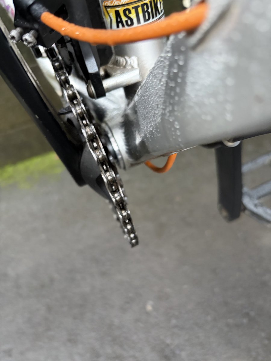 astbikes's tweet photo. クランクがガタガタなのでバラして見ると、やはりbbのベアリング終わってました。
序でにサスペンションのサビも取れるだけ取りました。
#マウンテンバイク
#astbikes
#astforest
#練馬板橋
#和光市秩父市
#マウンテンバイクショップ https://t.co/GYOnt8m9OB