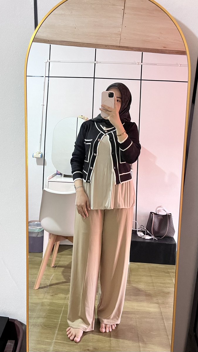 icemilkteh's tweet photo. outfit rotation🔁 https://t.co/wMi4a2yz9w
