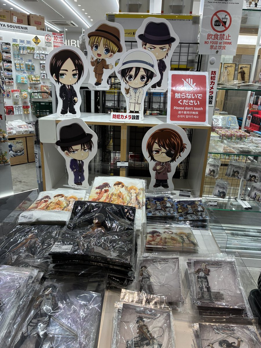 shafu__min's tweet photo. 会社の近くなので！デフォルメの方はもうアルミンも無くなりそうだった💦リヴァイ班タペストリー素敵。 https://t.co/7kaUstXjsZ