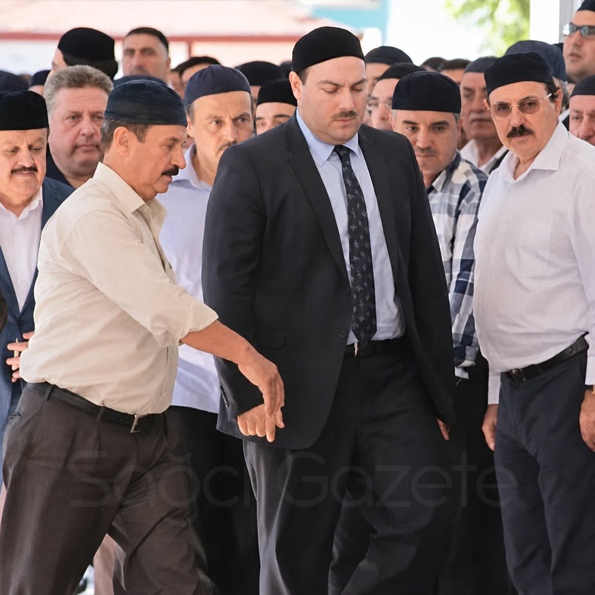 ibrahimkaragul's tweet photo. Ankara Cumhuriyet Başsavcılığı;

"Süleymancılar" olarak bilinen yapının içinde örgütlenen
Alihan Kuriş ve ekibine büyük bir mali operasyon başlattı.

100 milyar liralık bir para trafiğinden söz ediliyor.
Yolsuzluk ve para aklamaya dönek iddialar var.
Bu kadar paranın ülke dışına çıkarıldığı bilgisi var.

Operasyon, bir cemaate yönelik değil, tamamen
para hareketlerine yönelik MASAK raporlarına dayanıyor.

Operasyon yapılan şirketler arasında Ayakkabı Dünyası, Armine gibi kamuoyunda tanınan, bilinenler var.

Dev bir mali yapı kurmuşlar. 
Türkiye’de kazandıklarını yurtdışına kaçırmışlar.