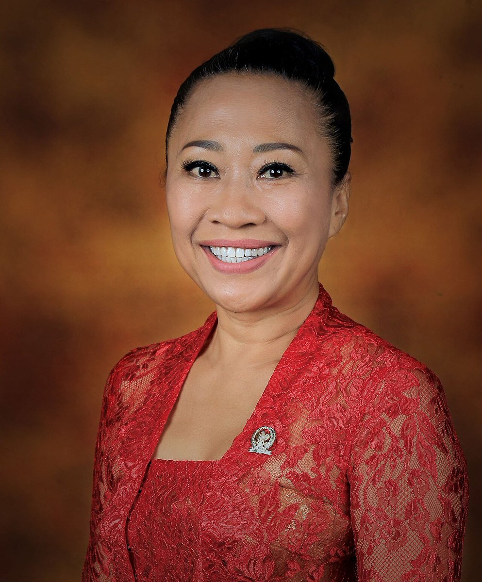 LambeSahamjja's tweet photo. respon niluh soal kasus penjahit bali:
- dia bela pelangggan itu
- dimana dalam video dia disudutkan oleh anggota DPR
- niluh bilang ini bukan soal duit seribu rupiah tapi soal caci maki dan ancaman
- hilda cuma minta haknya kok jadi panjang urusannya
- niluh suruh si penjahit stop pura pura jadi korban
- minta penjahit minta maaf tulus ke hilda dan suku jawa
- gara gara ulah penjahit warga bali ikut kena imbasnya
- niluh bilang ke hilda supaya jangan khawatir
- niluh bakal ngomong ke pihak kepolisian soal ini
- niluh tegasin gak ada yang berhak intimidasi hilda
- sidangnya masih jadi sorotan karena korban malah dicecar dan diancam dilaporin balik