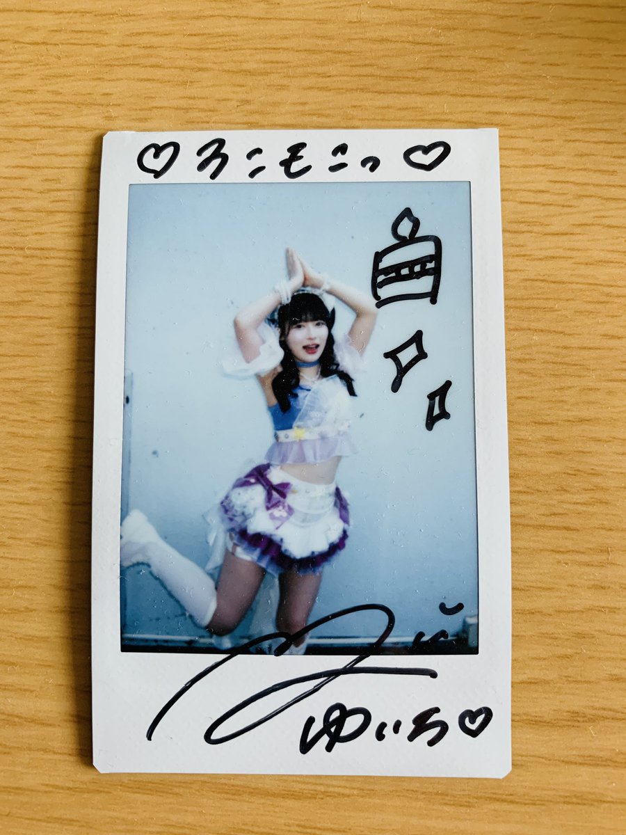 0013Hero's tweet photo. ゆいちチェキ

ケーキありがとう！！好きすーぎてごめんのポーズなのか？？クセになる可愛さだぁ！！

わたしは、、いま、、寝ていても起きてもうなされるくらい　荒ぶり出してる鼓動と衝動！のフレーズの中のゆいちのギャップが、、好きです

#ゆいち沼 https://t.co/mOnrHE3dH7