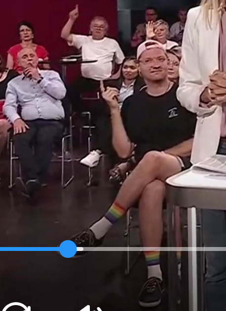 unblogd's tweet photo. Publikum bei der MDR-Wahlarena gestern 1a: Die eine bekommt fast einen Heulkrampf, wenn sie Ulrich Siegmund zuhören muss, dem anderen in der ersten Reihe direkt hinter den Moderatoren kann man die politische Einstellung an den Socken ablesen. https://t.co/LqOyG30vZZ