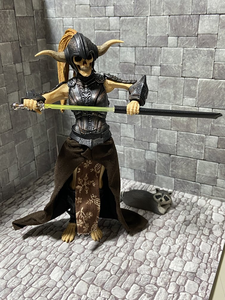 Ridleyinugoya's tweet photo. エターナルクリスタル武器の鞘
神光のレイピアを眺めてると、「これ、4mmのストローで鞘が作れそうじゃないかな (ﾟωﾟ) ？」と思い立って合皮を巻いてちょっとやってみた。誰でも出来るので鞘が欲しい方にお奨め。 https://t.co/YLzxkvfM3M