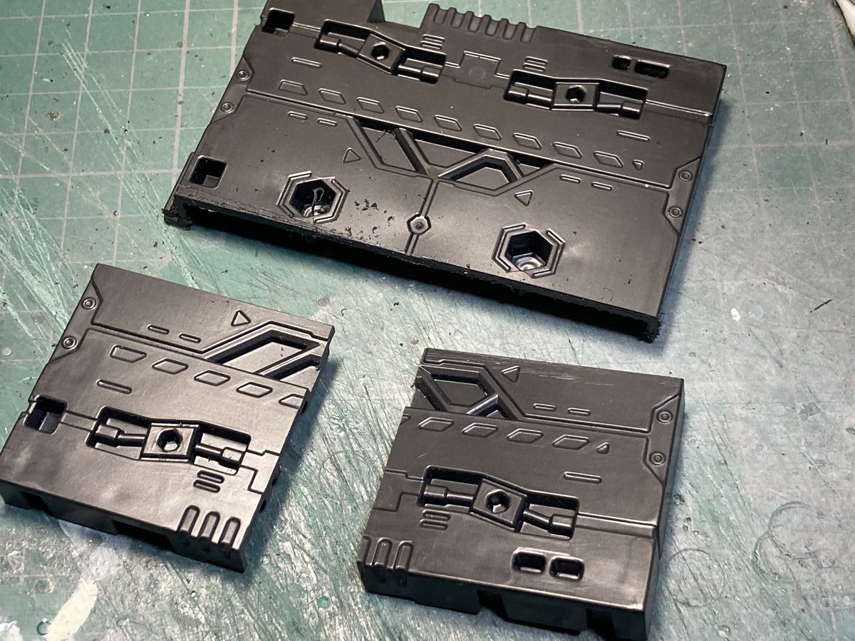 kope880's tweet photo. 1/1000用ドック、製作の続き

側面壁、先端部の不足分はディスプレイベースの拡張床から切り出して延長

側面壁は左右どちらでもつけれるようにしてるので、延長部は前後2ヶ所に設定

部分塗装してこれでOKかな？ https://t.co/kBAgsogyxo