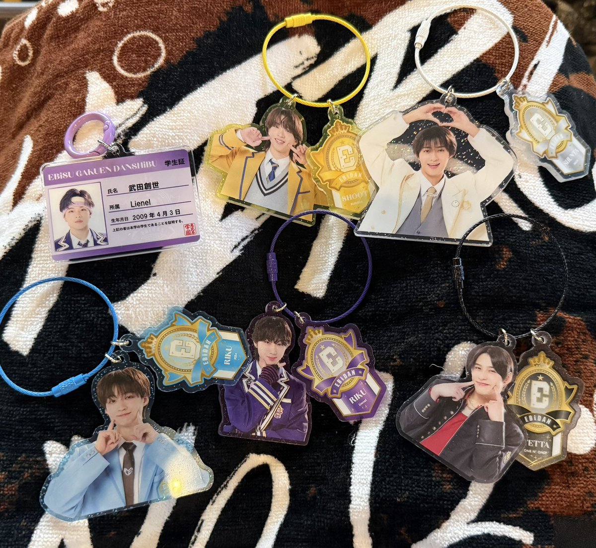 m____2919's tweet photo. EBiDAN THE LIVE 2026 エビライ ランダムグッズ交換 アクリルキーホルダー アクキー 学生証 超特急

譲▶︎画像

求▶︎アクキー【シューヤ】
       学生証【マサヒロ】

本日現地取引、または15日交換可能な方。 https://t.co/TbqCFSdYiM