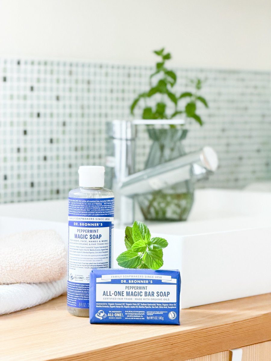 takeuchi__yuki's tweet photo. モニターキャンペーンでDr. Bronner’sのマジックソープ（ペパーミント）をお試しさせてもらいました🌿

洗ってる時からヒンヤリ🧊
お風呂上がりも爽快✨

そして何より、パキッとした色のパッケージがめちゃくちゃ写真映えするから、撮りたくなっちゃう📷🩷 https://t.co/99zCxonCBX