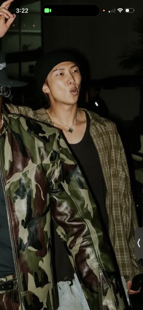 jooniesflowerr's tweet photo. i’m mad asf he look tf good too https://t.co/2aOoIc7wKZ