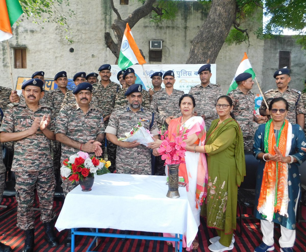 70bncrpf's tweet photo. As part of the Govt. of India’s #HarGharTiranga Campaign, 70 Bn CRPF organised a Tiranga Rally at Bawana New Delhi  . All officers,  jawans, teacher and students  participated in Tiranga Rally.@crpfindia @WSCRPF2016 https://t.co/iOIwjDZje2