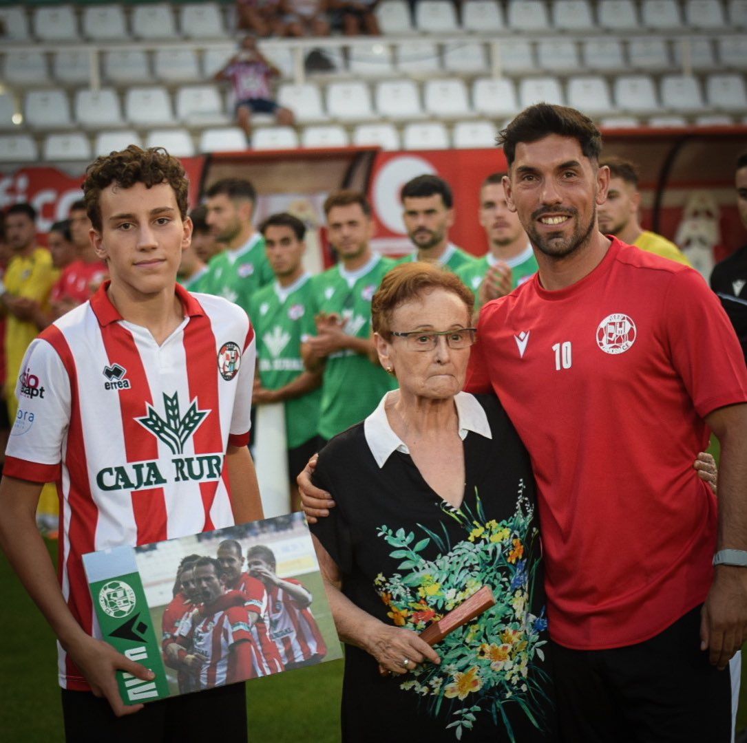 ZCFoficial's tweet photo. MEMORIAL AV4⚽️

Seguimos recordándote, seguimos llevándote con nosotros siempre…
Porque 𝙎𝙞𝙚𝙢𝙥𝙧𝙚 𝙖𝙢𝙖𝙣𝙚𝙘𝙚, capitán♥️🤍

#VamosMiZamora #EternoCapitánAgustínVillar https://t.co/nT2EH5jn9W