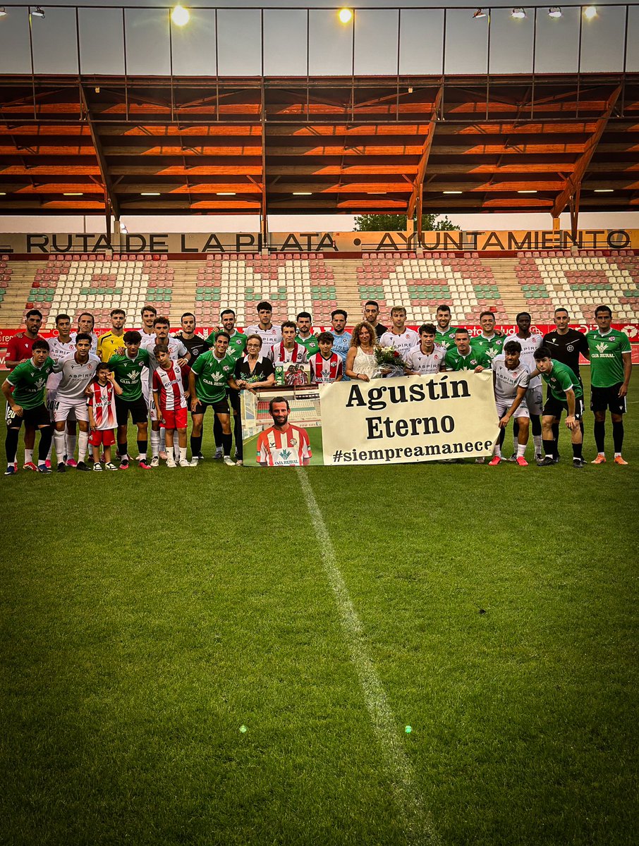 ZCFoficial's tweet photo. MEMORIAL AV4⚽️

Seguimos recordándote, seguimos llevándote con nosotros siempre…
Porque 𝙎𝙞𝙚𝙢𝙥𝙧𝙚 𝙖𝙢𝙖𝙣𝙚𝙘𝙚, capitán♥️🤍

#VamosMiZamora #EternoCapitánAgustínVillar https://t.co/nT2EH5jn9W