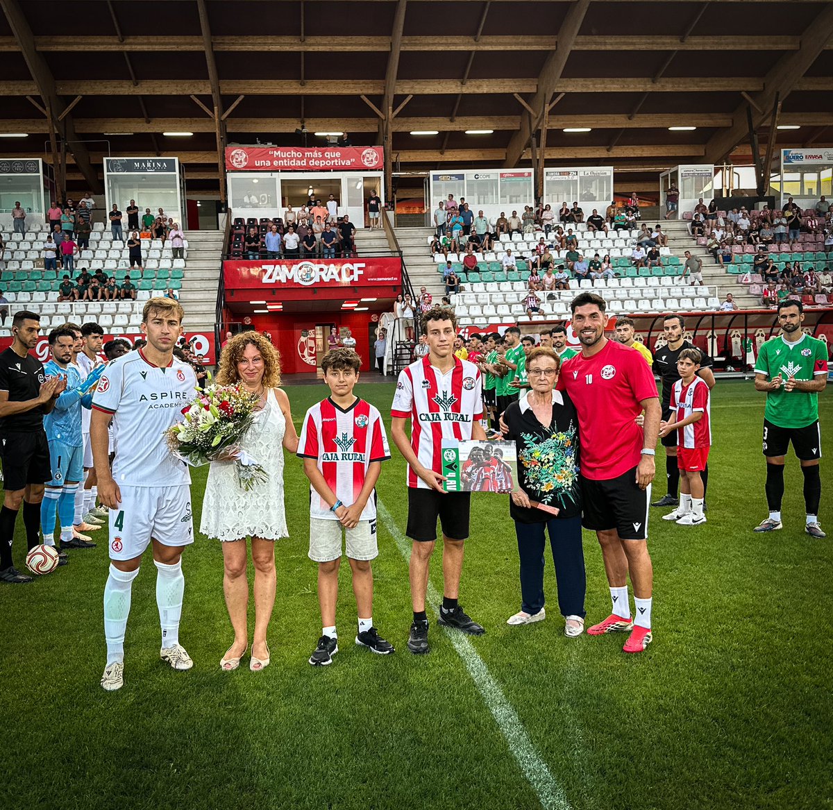 ZCFoficial's tweet photo. MEMORIAL AV4⚽️

Seguimos recordándote, seguimos llevándote con nosotros siempre…
Porque 𝙎𝙞𝙚𝙢𝙥𝙧𝙚 𝙖𝙢𝙖𝙣𝙚𝙘𝙚, capitán♥️🤍

#VamosMiZamora #EternoCapitánAgustínVillar https://t.co/nT2EH5jn9W