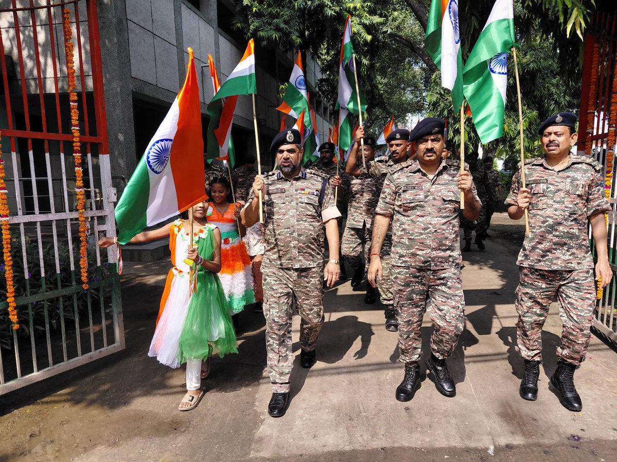 70bncrpf's tweet photo. As part of the Govt. of India’s #HarGharTiranga Campaign, 70 Bn CRPF organised a Tiranga Rally at Bawana New Delhi  . All officers,  jawans, teacher and students  participated in Tiranga Rally.@crpfindia @WSCRPF2016 https://t.co/iOIwjDZje2