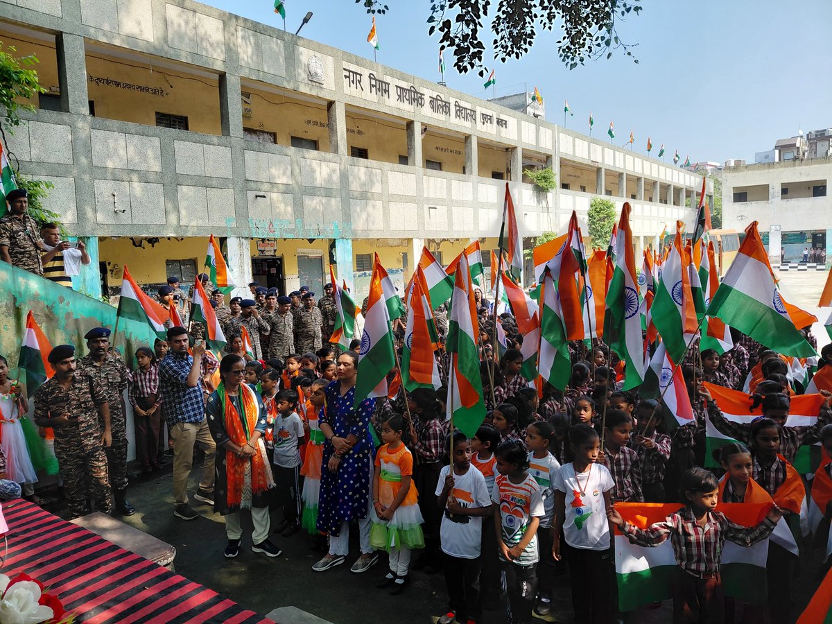 70bncrpf's tweet photo. As part of the Govt. of India’s #HarGharTiranga Campaign, 70 Bn CRPF organised a Tiranga Rally at Bawana New Delhi  . All officers,  jawans, teacher and students  participated in Tiranga Rally.@crpfindia @WSCRPF2016 https://t.co/iOIwjDZje2