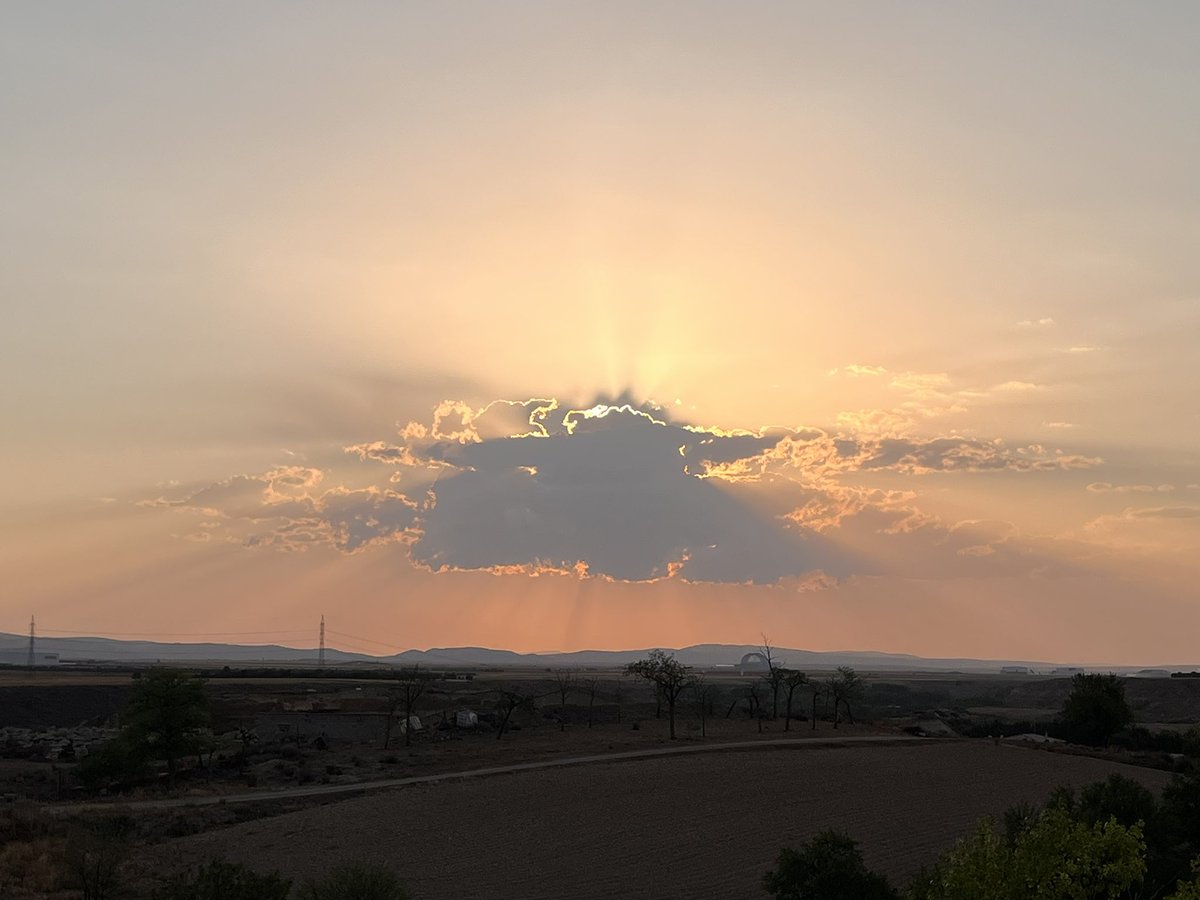 achievetarget's tweet photo. @Pedro_Torrijos Porque también en esto hay gente con mala suerte, Teruel. Solo estuvo el sol tapado por una nube durante 10 minutos en todo el día... https://t.co/zkHn50NViJ