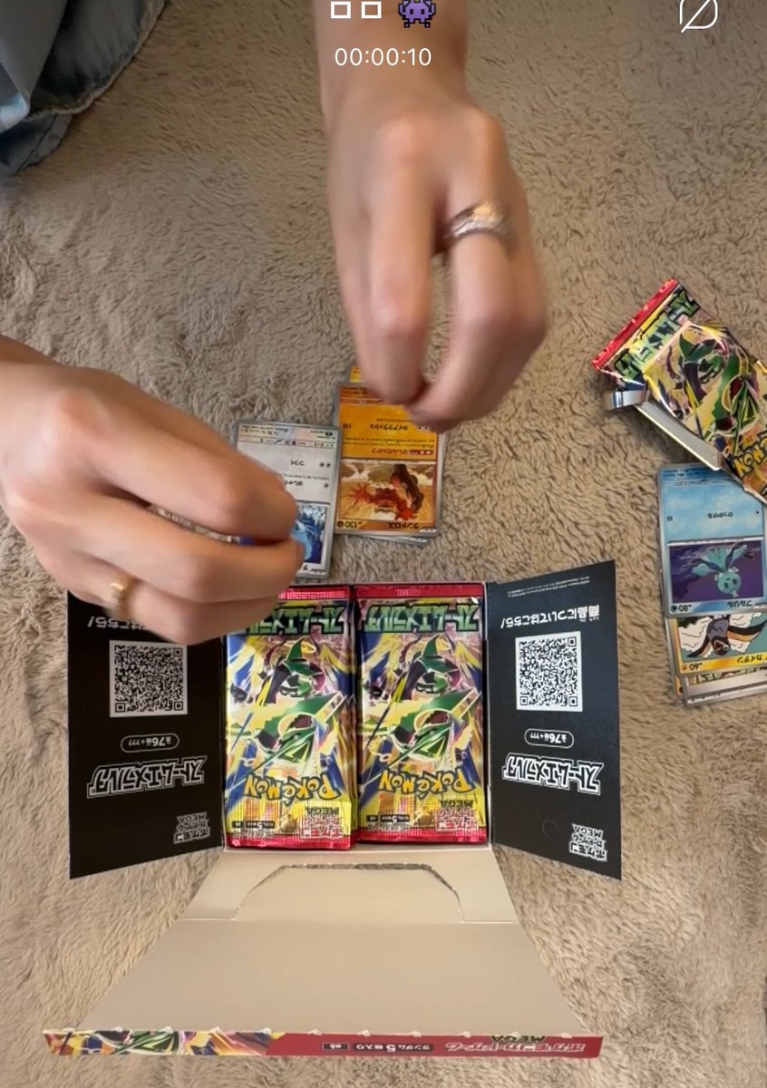 OT_9WICE's tweet photo. Twiceland en caos, recién lo de Chaeyoung con JYPE, y MOMO está en bbl live haciendo unboxing de sus cartas Pokémon, esto ya se hizo canon, aparece de manera random en cada momento de crisis, ES TAN REAL 😭 https://t.co/hcxe7cSKgE