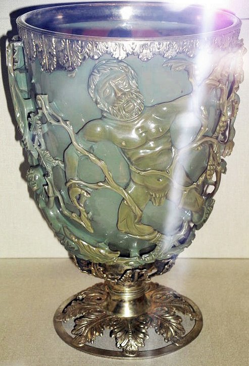 PROMAKOS_'s tweet photo. En el Museo Británico se conserva una copa romana del siglo IV, la copa de Licurgo, que se ve verde si la luz le da de frente y roja si se la ilumina por detrás. La explicación no llegó hasta 1990, con el microscopio electrónico. El vidrio lleva repartidas por la pasta partículas de oro y plata de unos setenta nanómetros, mil veces más finas que un pelo, y son ellas las que dispersan una luz y dejan pasar la otra. O sea nanotecnología, hecha en un taller del siglo IV.