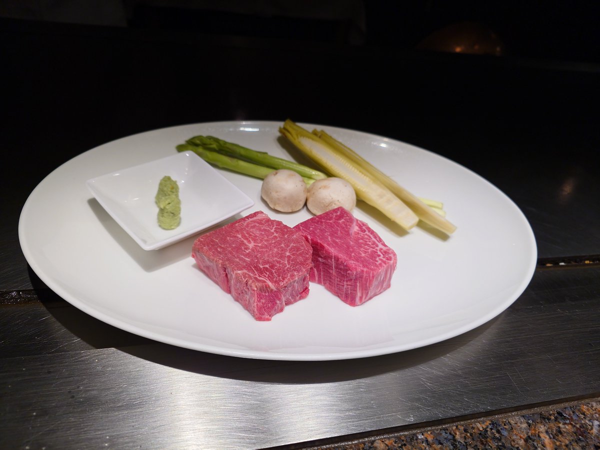 Ap1Kamiriru's tweet photo. 娘が帰省してきたので誕生日のお祝いも兼ねて米沢牛の鉄板焼きをお振る舞い
美味かったけど量が少ない🤣 https://t.co/7nIfx6oNHc