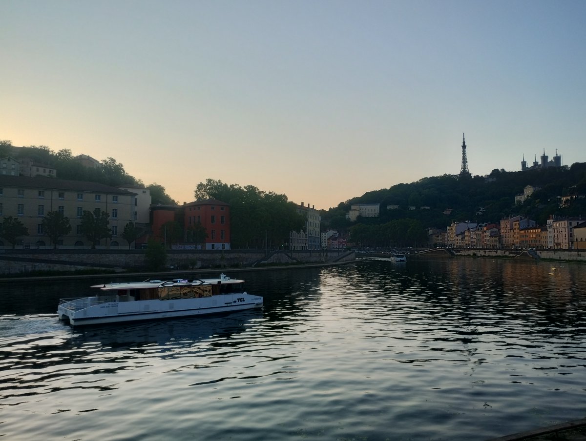 florian_bonet's tweet photo. Quand le trajet #vélotaf du matin ressemble à une carte postale. #Lyon #navigone #Saône #MorningMood #OnlyLyon https://t.co/sX8wQZbi7H