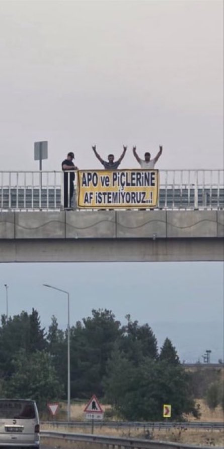 SonKaleVatn's tweet photo. Gaziantep’te bir üst geçide, “APO VE P*ÇLERİNE AF İSTEMİYORUZ” yazılı pankart asıldı. https://t.co/d4JQLyfwwu