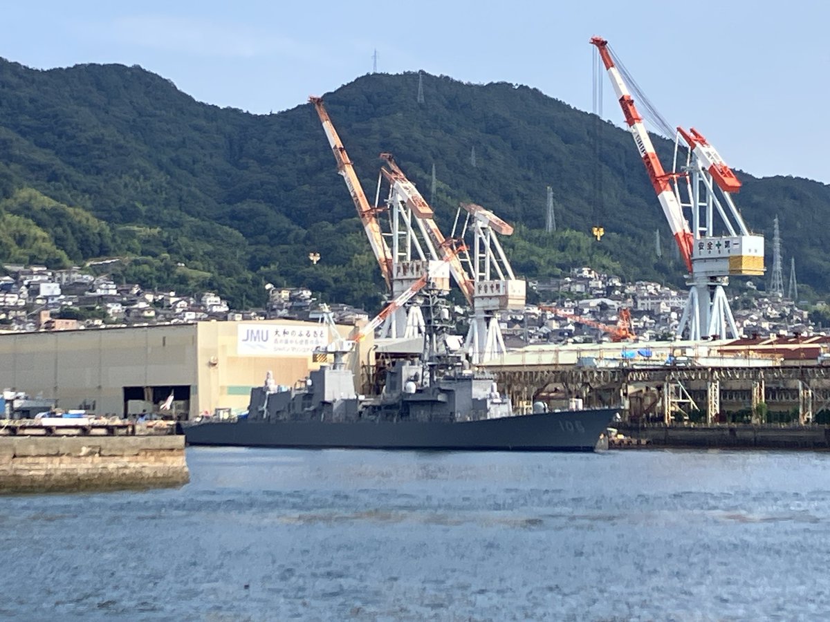 leotuneq's tweet photo. 呉で護衛艦いなづまを見ましたが、艦これの電ちゃんフィギュアを持ち歩いている不審者でよかった〜（よくない） https://t.co/vwuBBaILaF