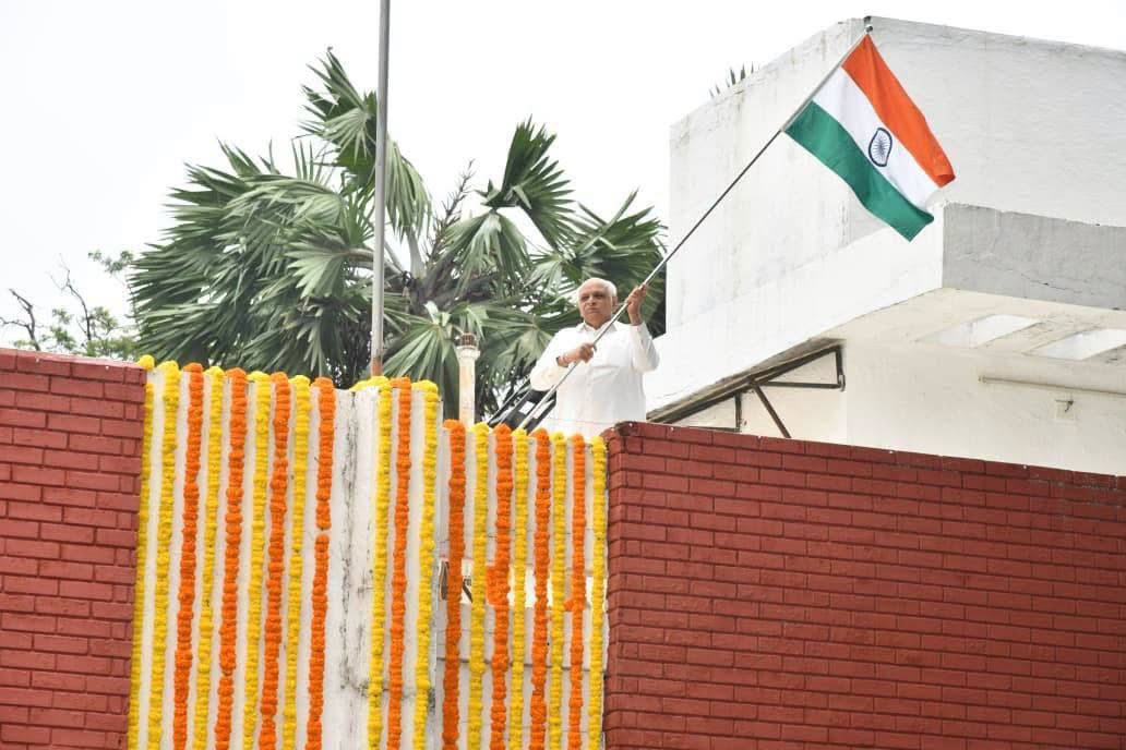 KuldipZalaBJP's tweet photo. હર ઘર તિરંગા, હર મન રાષ્ટ્રભક્તિ! 🇮🇳

‘હર ઘર તિરંગા’ અભિયાન અંતર્ગત માનનીય મુખ્યમંત્રી શ્રી @Bhupendrapbjp જી એ પોતાના નિવાસસ્થાને રાષ્ટ્રધ્વજ લહેરાવી દેશપ્રેમ, રાષ્ટ્રગૌરવ અને કર્તવ્યનિષ્ઠાનો સંદેશ આપ્યો.

#HarGharTiranga https://t.co/jJQD5xLnCp