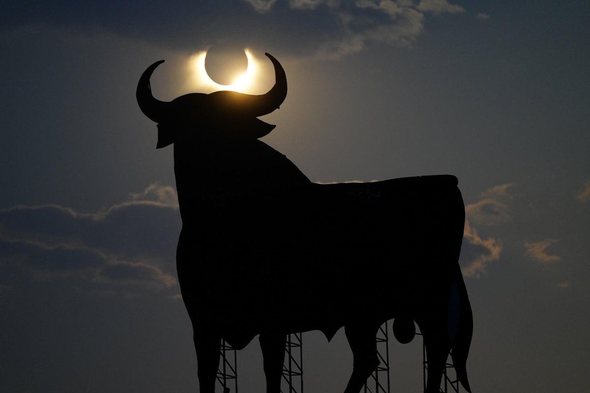 Toroslidia's tweet photo. En España, el eclipse había que verlo así. https://t.co/Qr1lf7biLA