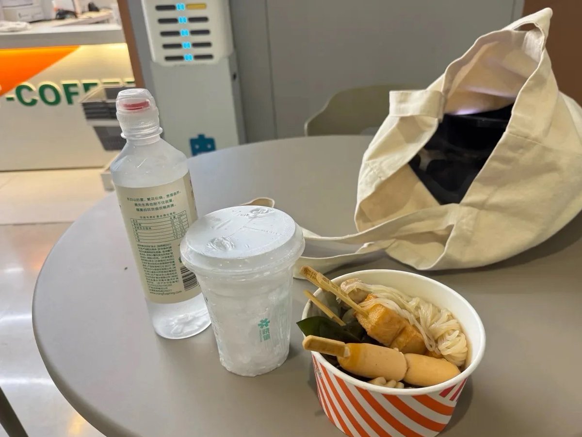 Vionabxccc's tweet photo. Having food and drink is happiness https://t.co/unIREGmmvl