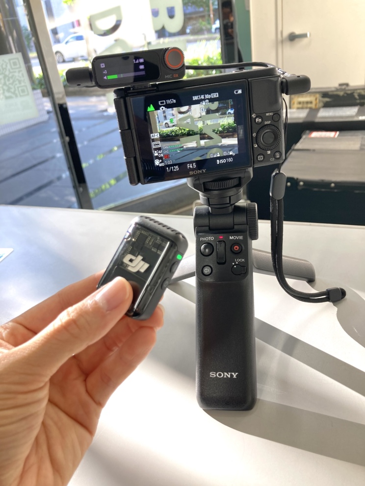 apex106's tweet photo. Vlogを始めたい方におすすめのワイヤレスマイク！
【DJI Mic 2】

カメラはもちろん、スマートフォンやPCなど幅広い機器に対応👏
小型・軽量で装着しやすく、ワイヤレスだから動きながらの撮影も快適です✨

最大250mの伝送距離にも対応し、被写体との距離がある撮影でも安定した音声収録をサポート。
クリアな音声で話し声をしっかり収録できるので、YouTube撮影や企業PV、セミナー収録など幅広いシーンで活躍する定番マイクです👍

🔽1波版と2波版のお取り扱いがございますので、ご使用に合わせてぜひレンタルください！

・DJI Mic 2（1TX+1RX）
https://t.co/DOqXUWKP6X

・DJI Mic 2（2TX+1RX）
https://t.co/MdI9CWkdST