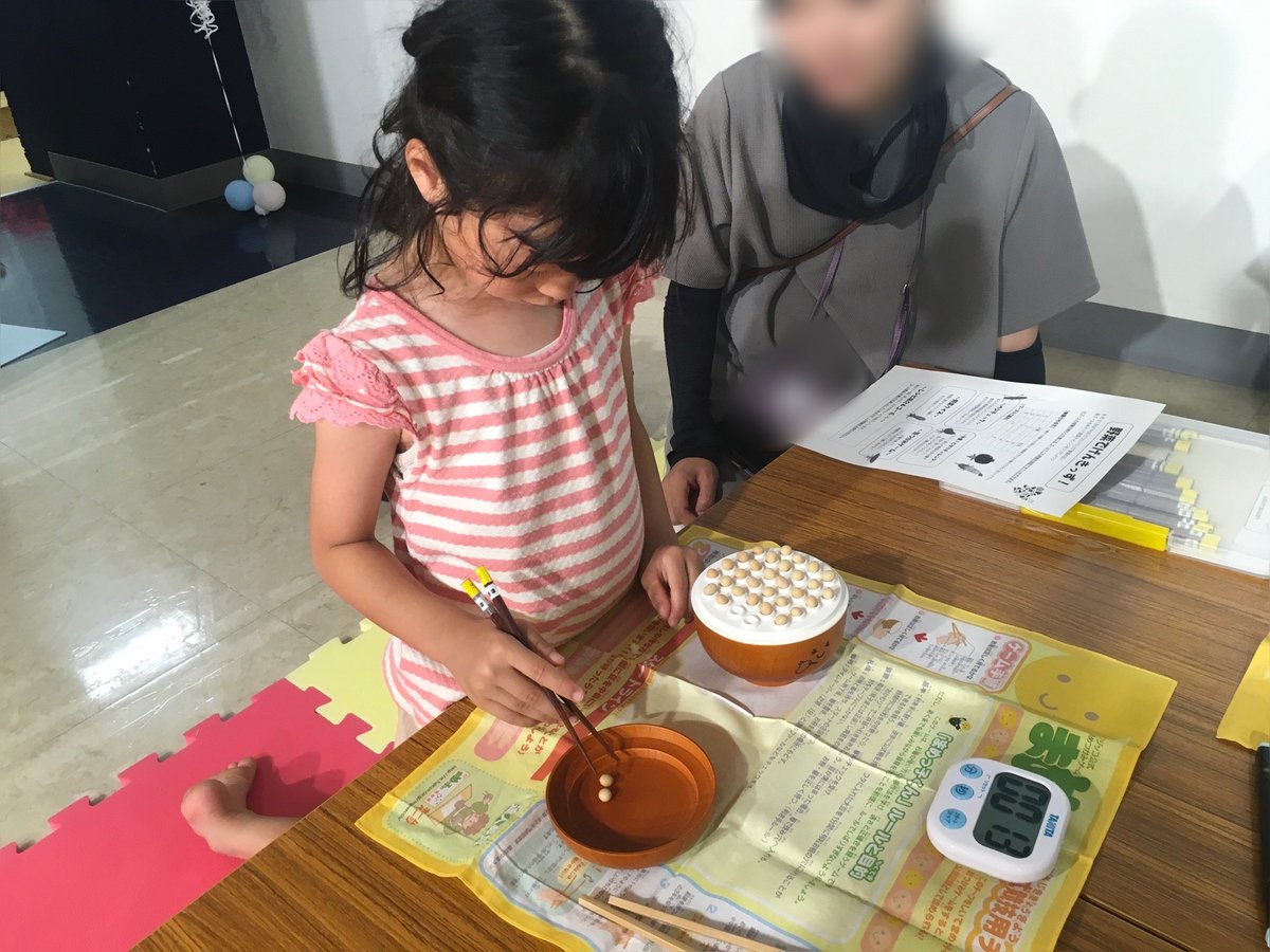 kodomo_how's tweet photo. 本日「#野菜 でげんきっず！」を開催🍅
＃ベジチェック（推定野菜摂取量測定）、計量！#ピタリチャレンジ、＃野菜クイズ、＃豆つかみ に家族みんなで挑戦🥕野菜をたくさん食べて元気に成長してね😁
明日は「＃キッズなリレー！＃ストラックアウト大会」元プロ野球選手のカズ山本館長も登場しますよ🌟 https://t.co/96l0psEjbT